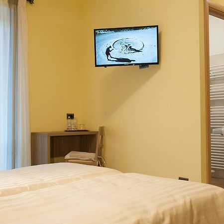 Hotel Ristorante Piccadilly Santhià Dış mekan fotoğraf