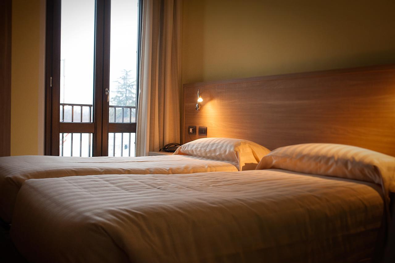 Hotel Ristorante Piccadilly Santhià Dış mekan fotoğraf