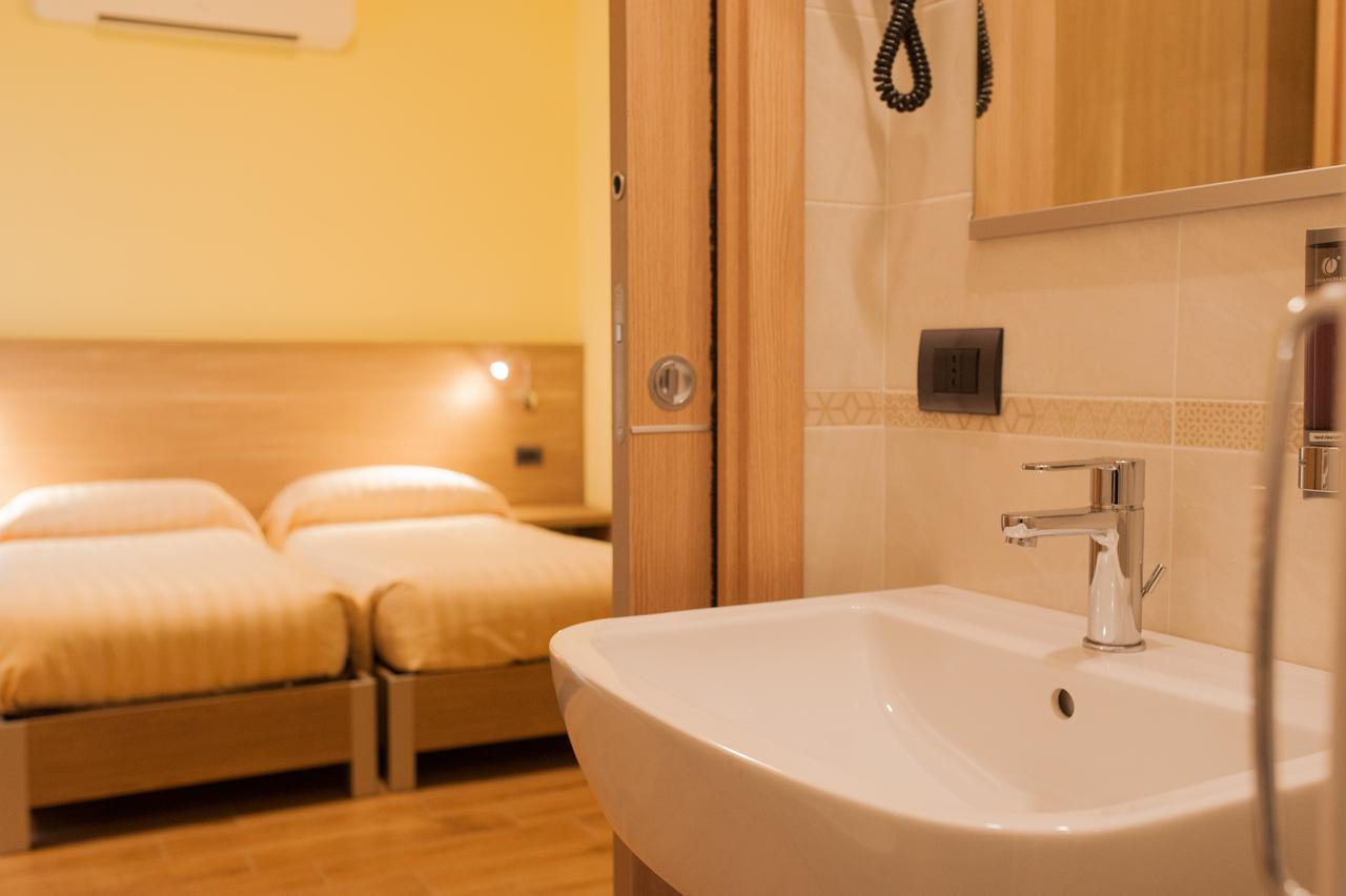 Hotel Ristorante Piccadilly Santhià Dış mekan fotoğraf
